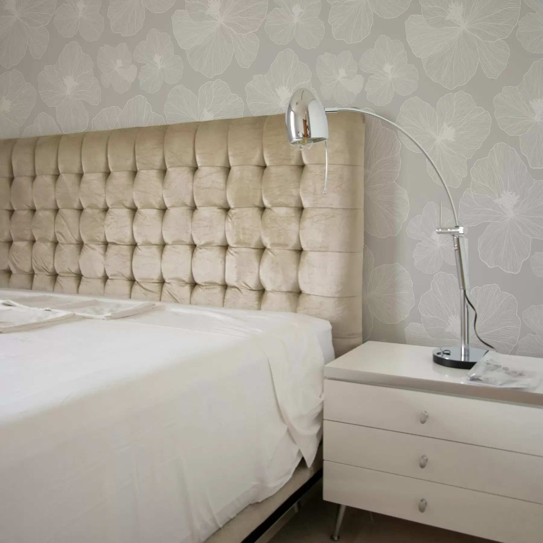 Шпалери Великі квіти на сірому тлі a00068