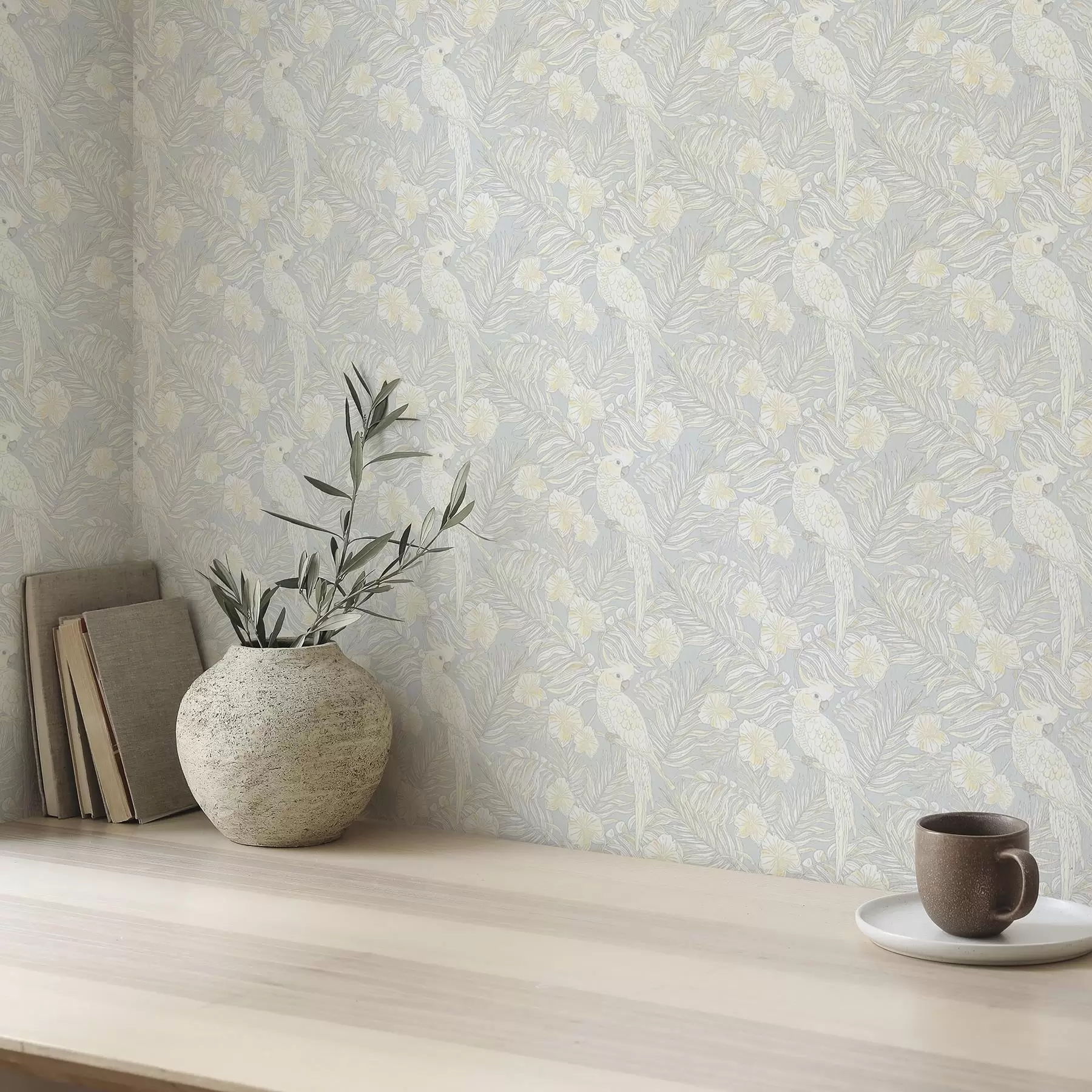 Шпалери Легкий тропічний принт з какаду та квітами на блакитному тлі a00203