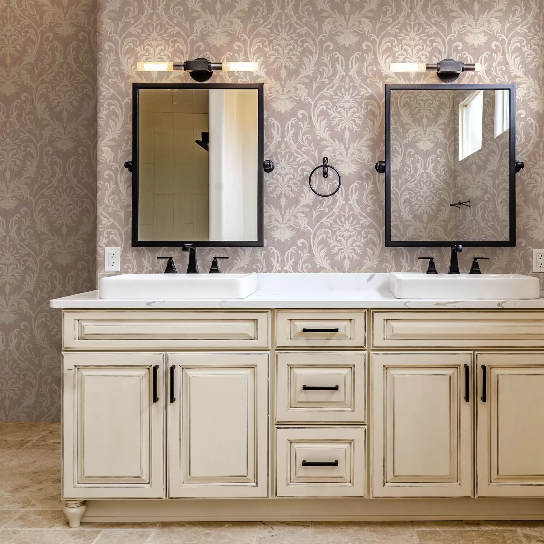 Шпалери Класичний дамаск на рожевому тлі, візерунок у стилі бароко a00227