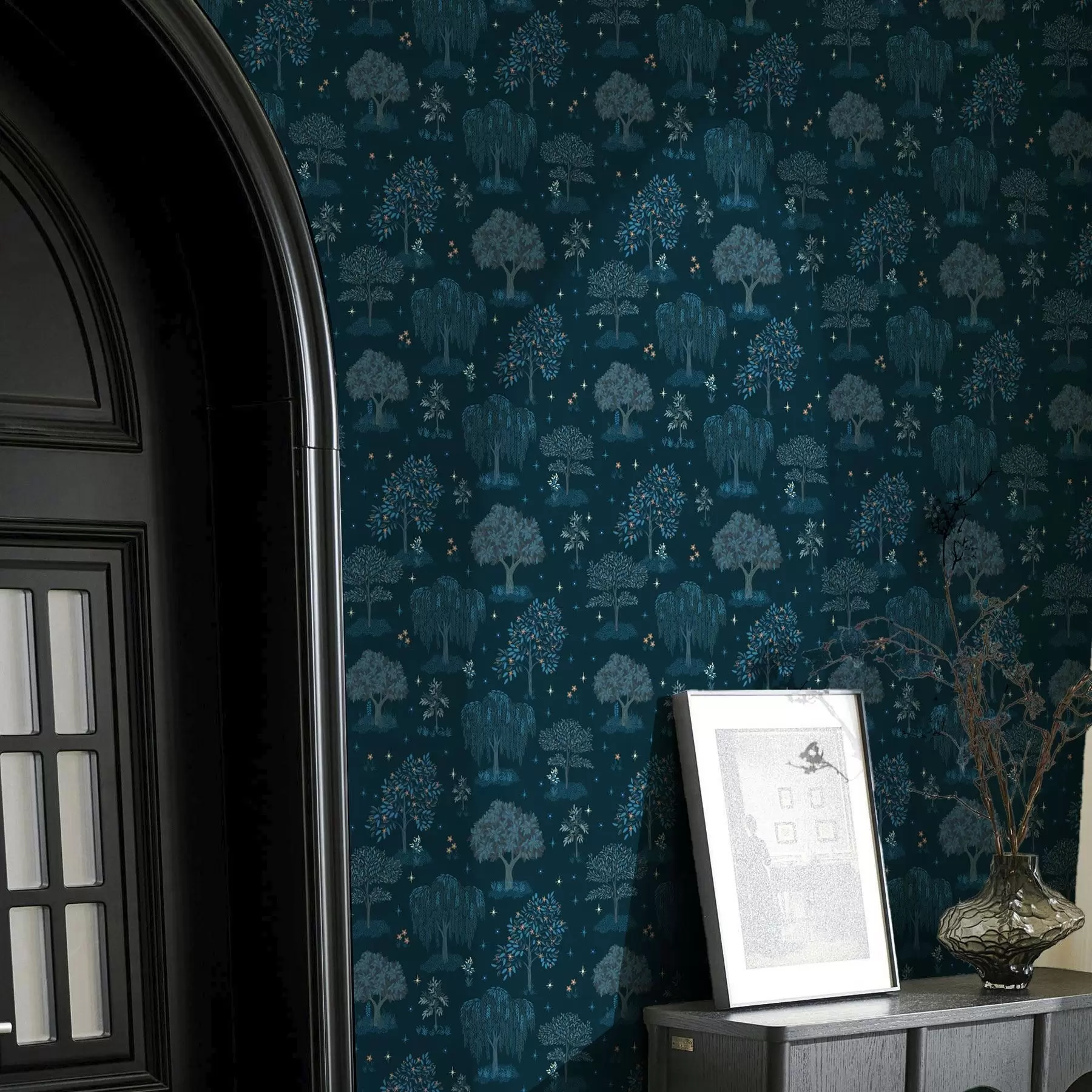 Шпалери Казковий нічний ліс із зірками та декоративними деревами a00248