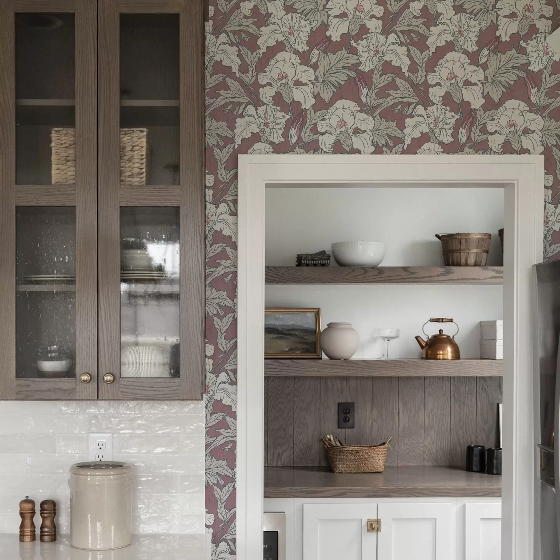 Шпалери Білий гібіскус на рожевому тлі з червоними бутонами a00272