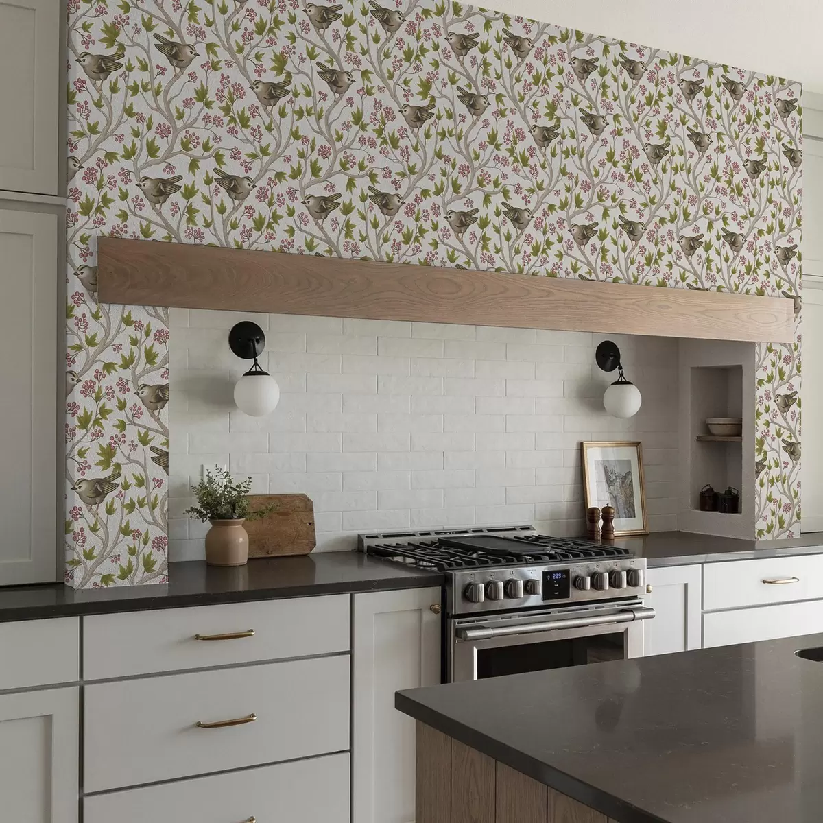 Шпалери Птахи на гілках з листям і ягодами на білому тлі a00283