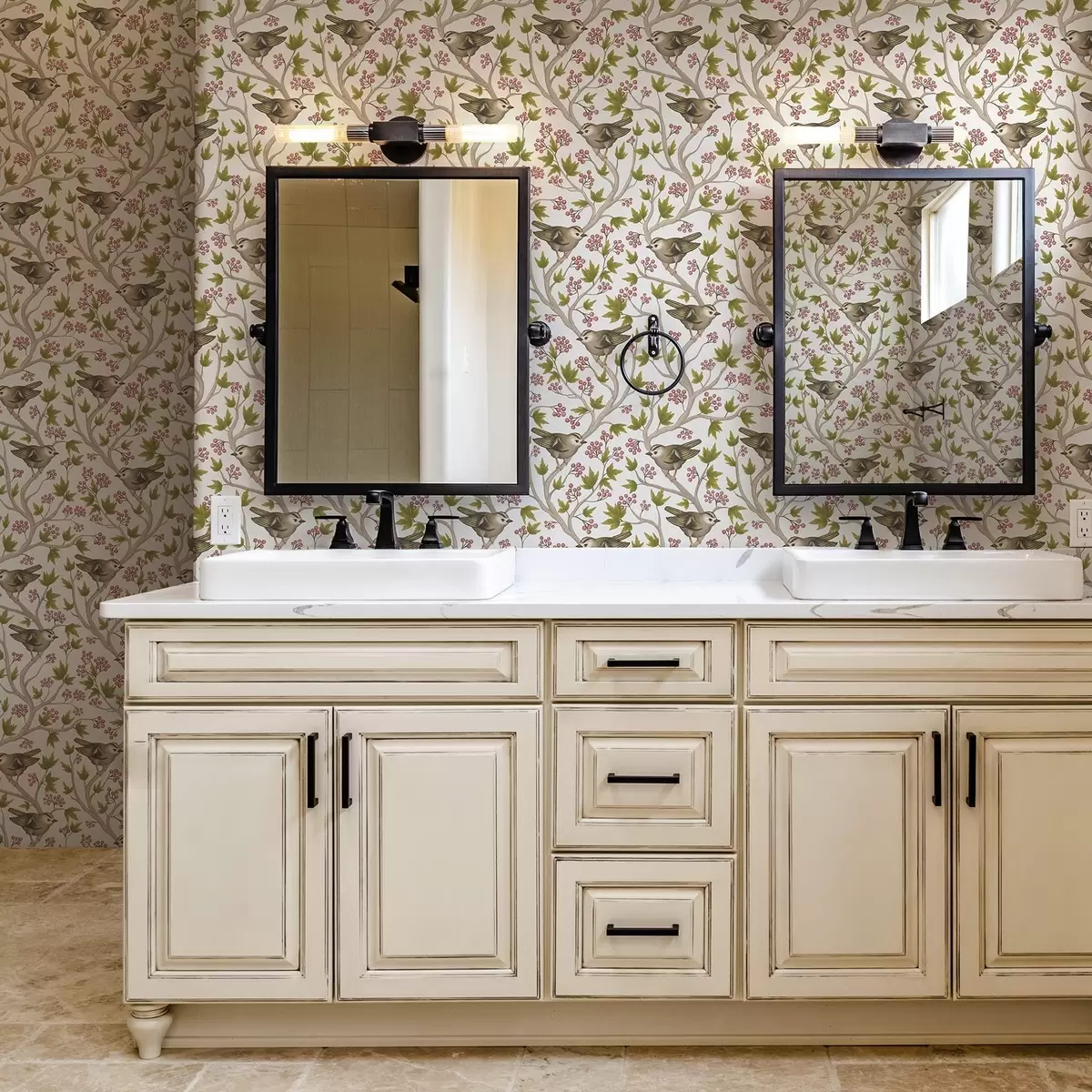 Шпалери Птахи на гілках з листям і ягодами на білому тлі a00283