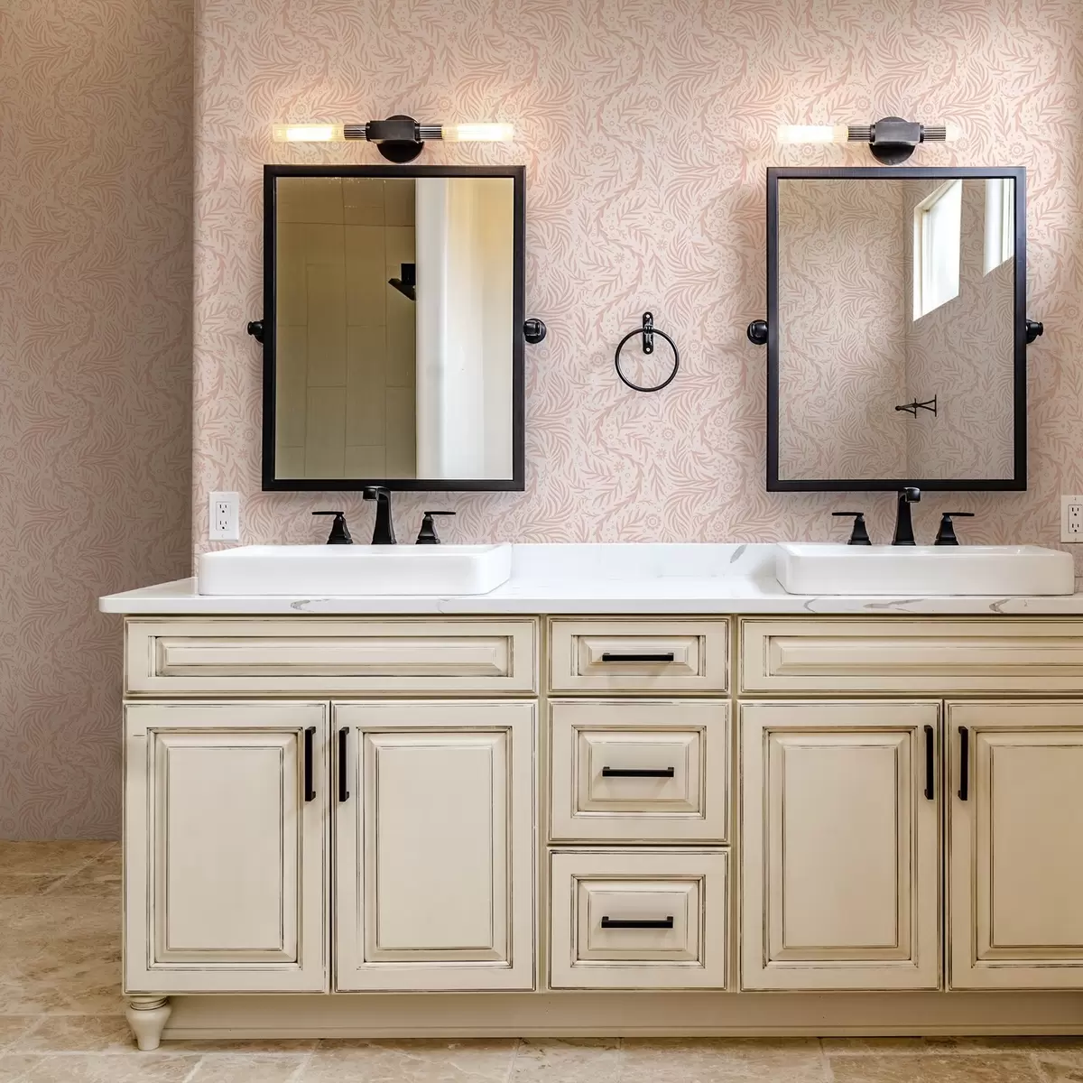 Шпалери Ніжно-рожеві квіткові елементи на рожевому тлі a00290