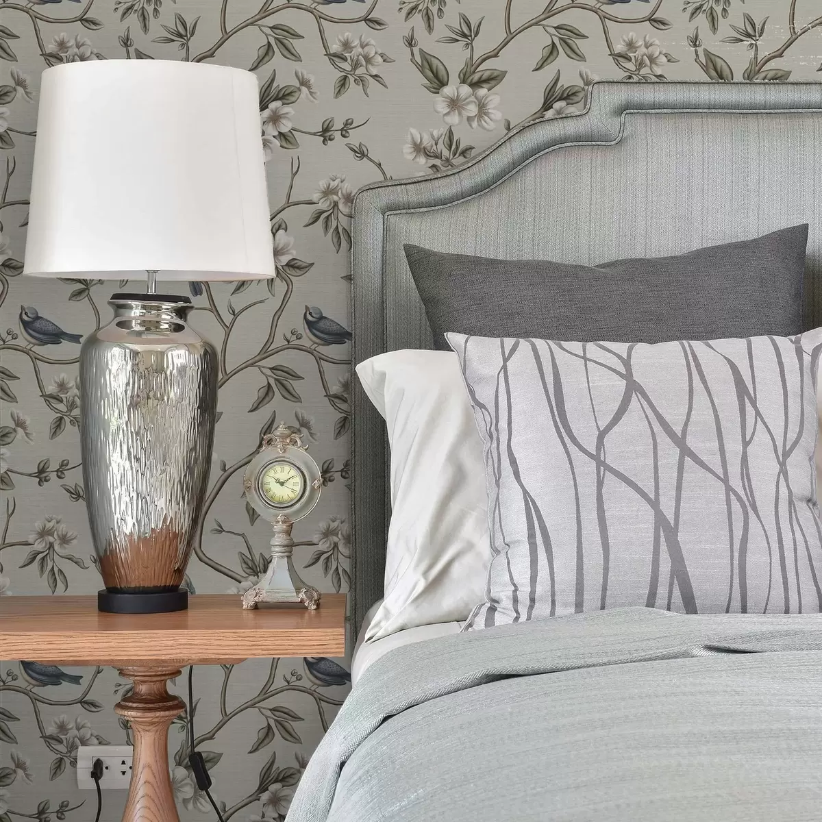 Шпалери Гілки з птахами та білими квітами на ніжному тлі a00303