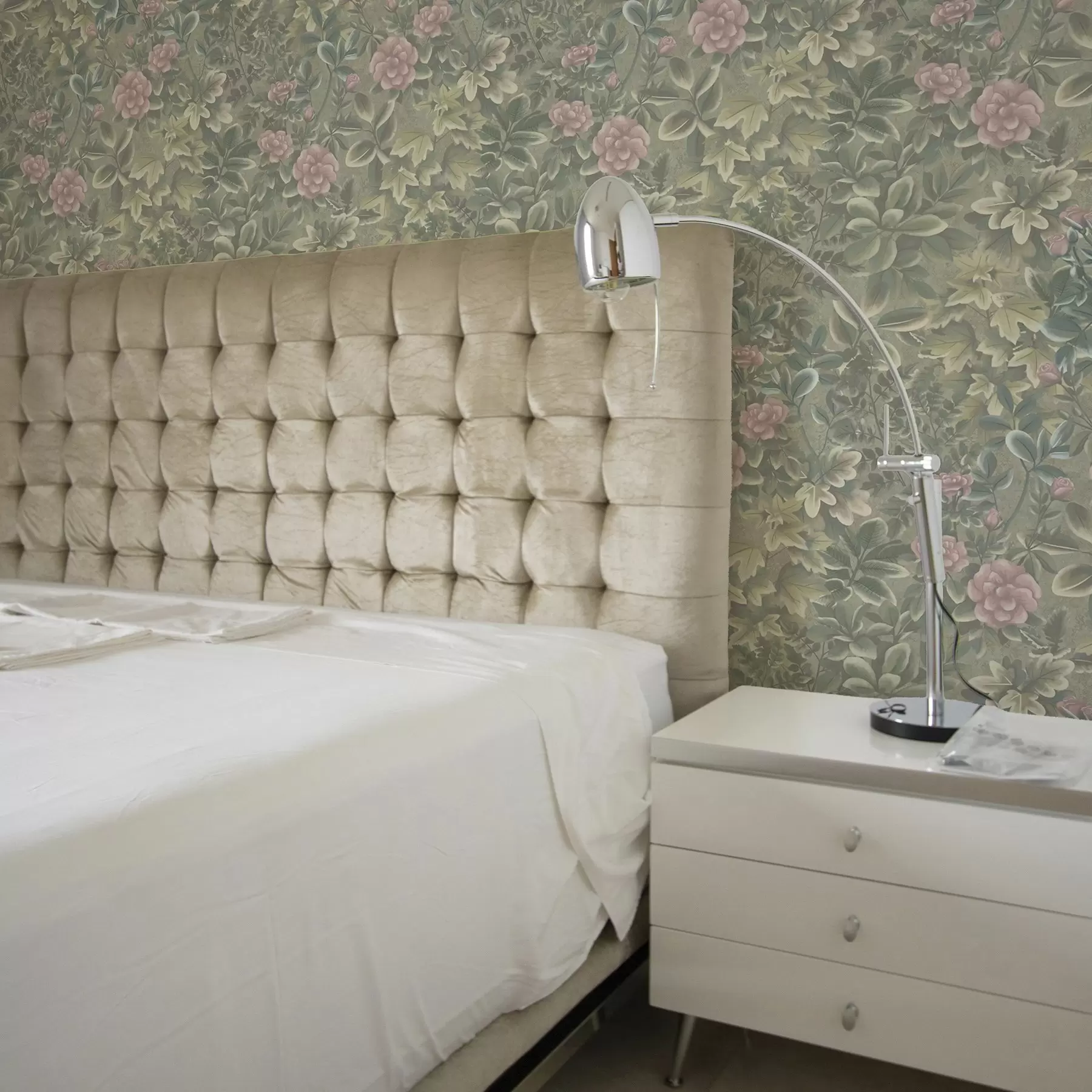 Шпалери Рожеві квіти та листя на пастельно-зеленому тлі a00306