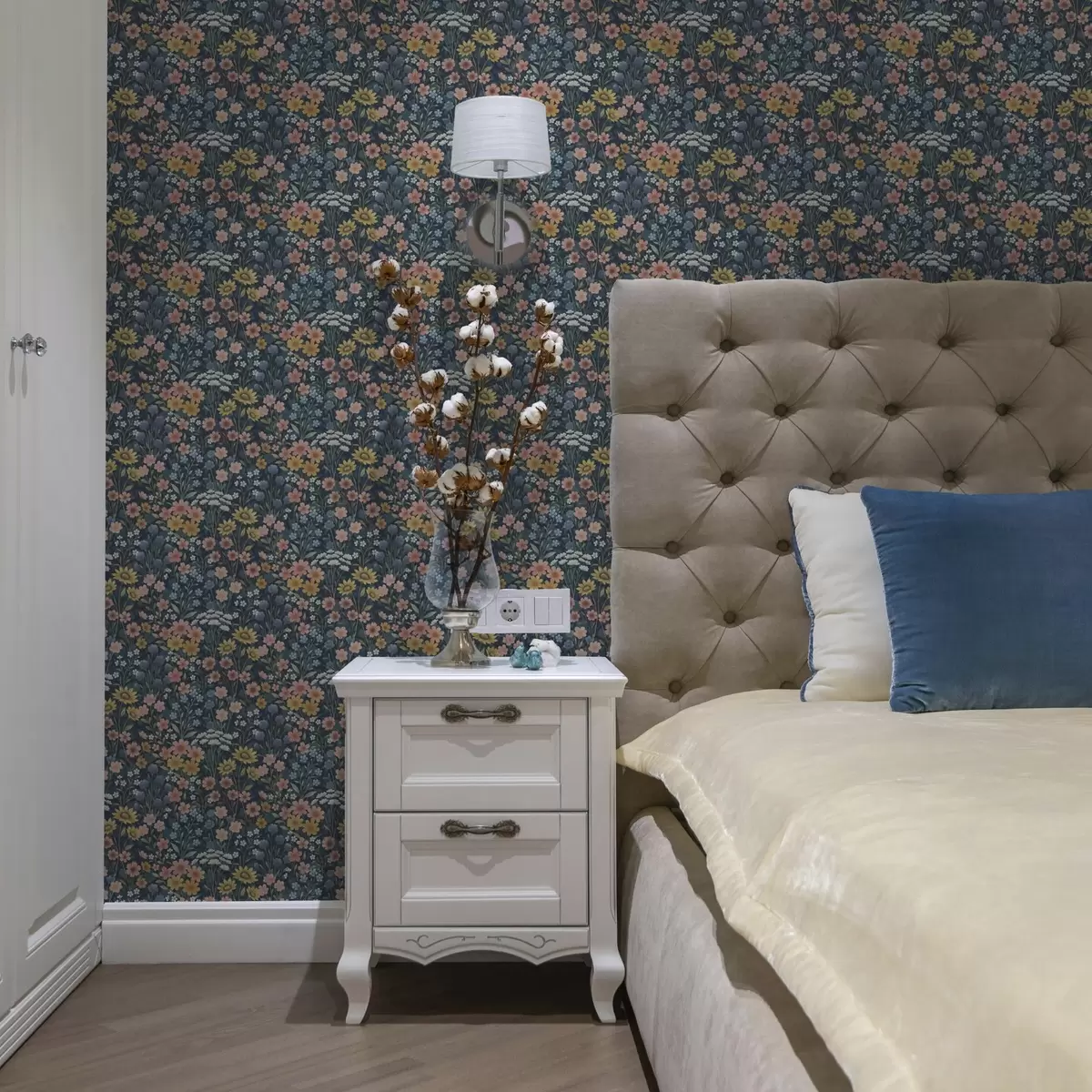 Шпалери Барвисті акварельні лугові квіти на темно-синьому тлі a00381