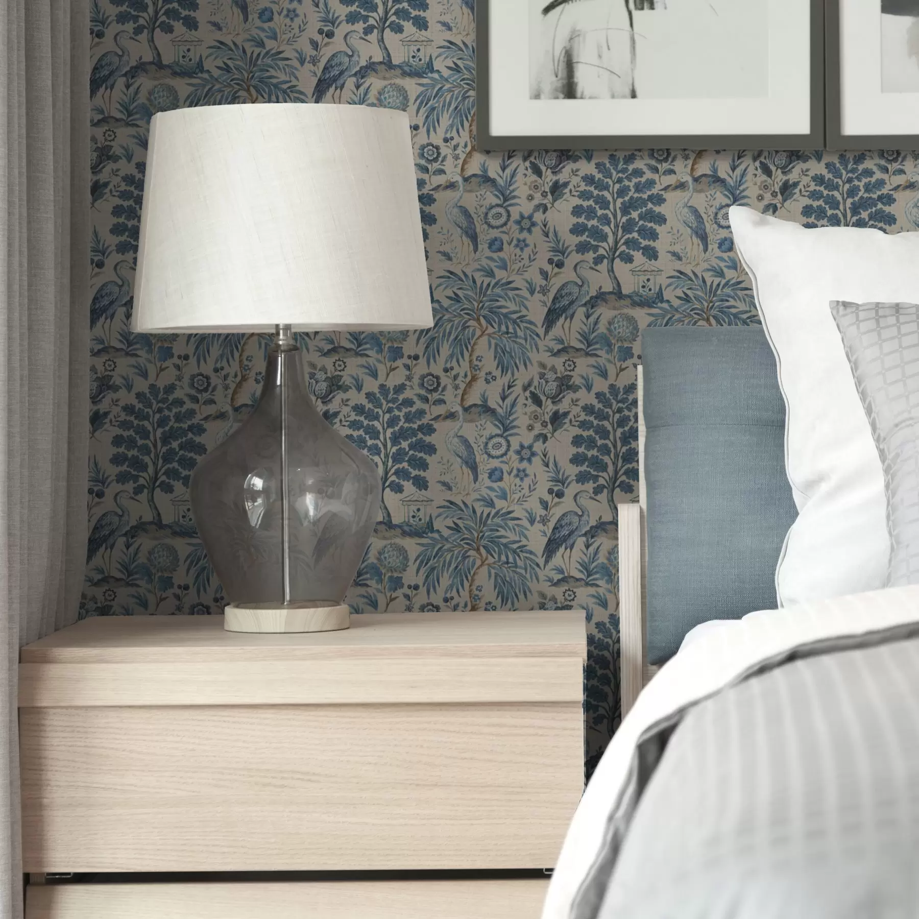 Шпалери Туалетна кімната в стилі Jouy з блакитними птахами та тропічними деревами a00382