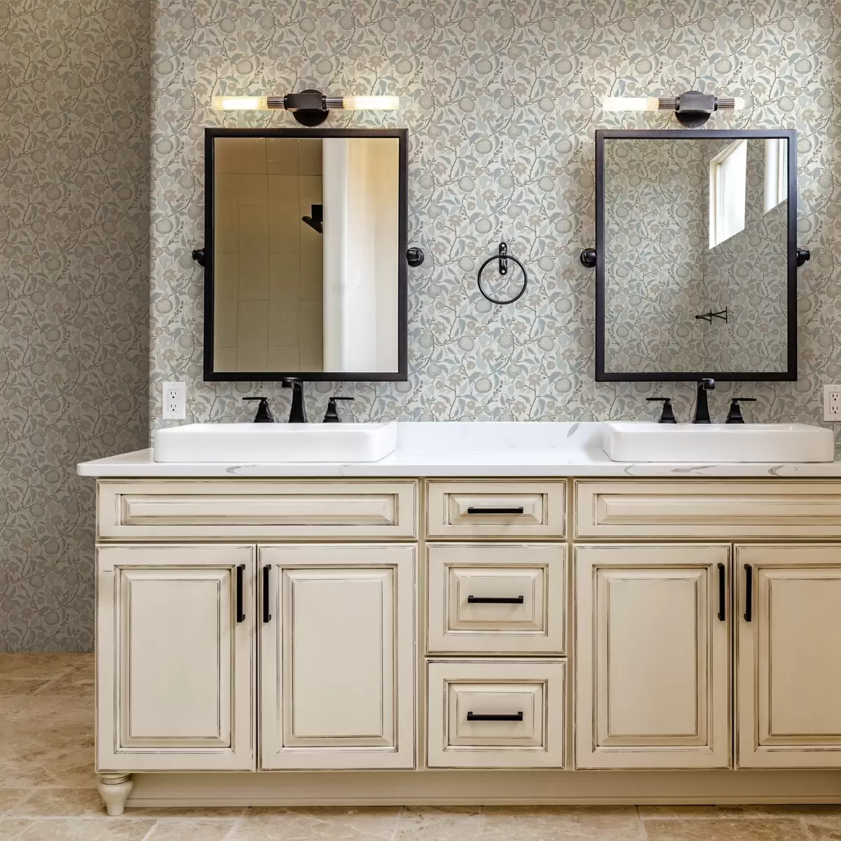 Шпалери Приглушений гранат і квіткові гілки у вінтажному стилі a00383