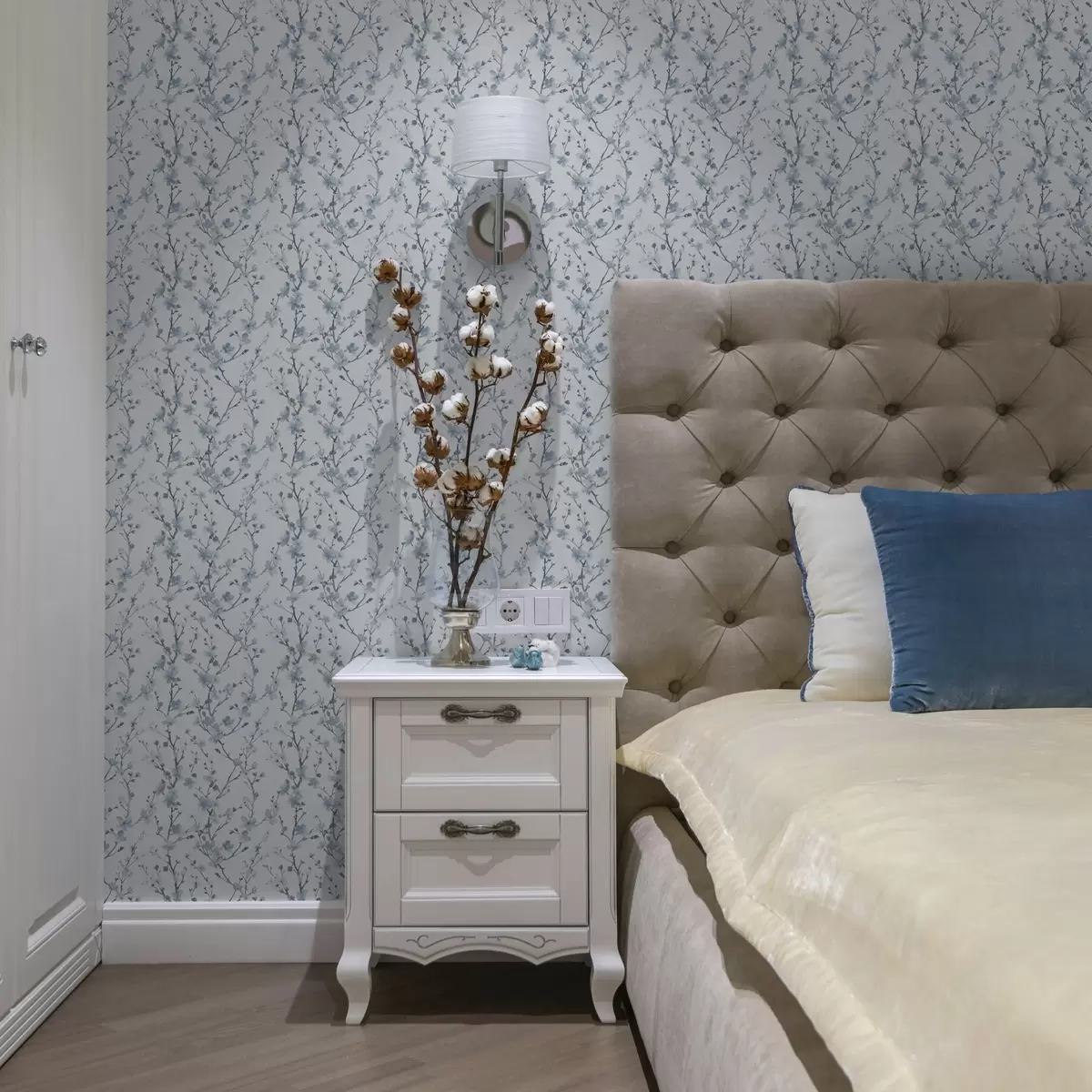 Шпалери Цвітіння блакитної вишні на білому тлі з м'яким контрастом a00399