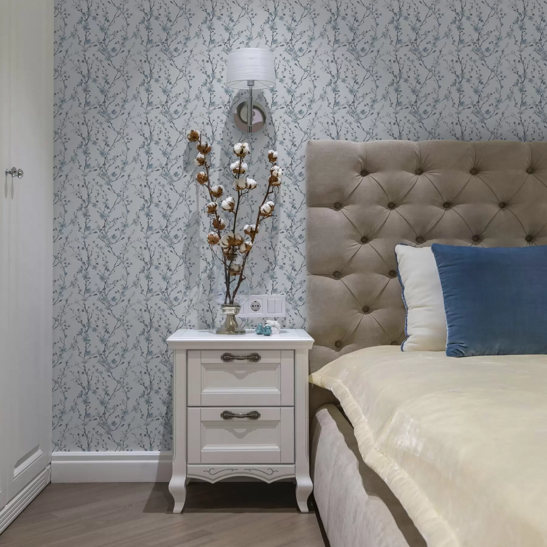 Шпалери Цвітіння блакитної вишні на білому тлі з м'яким контрастом a00399