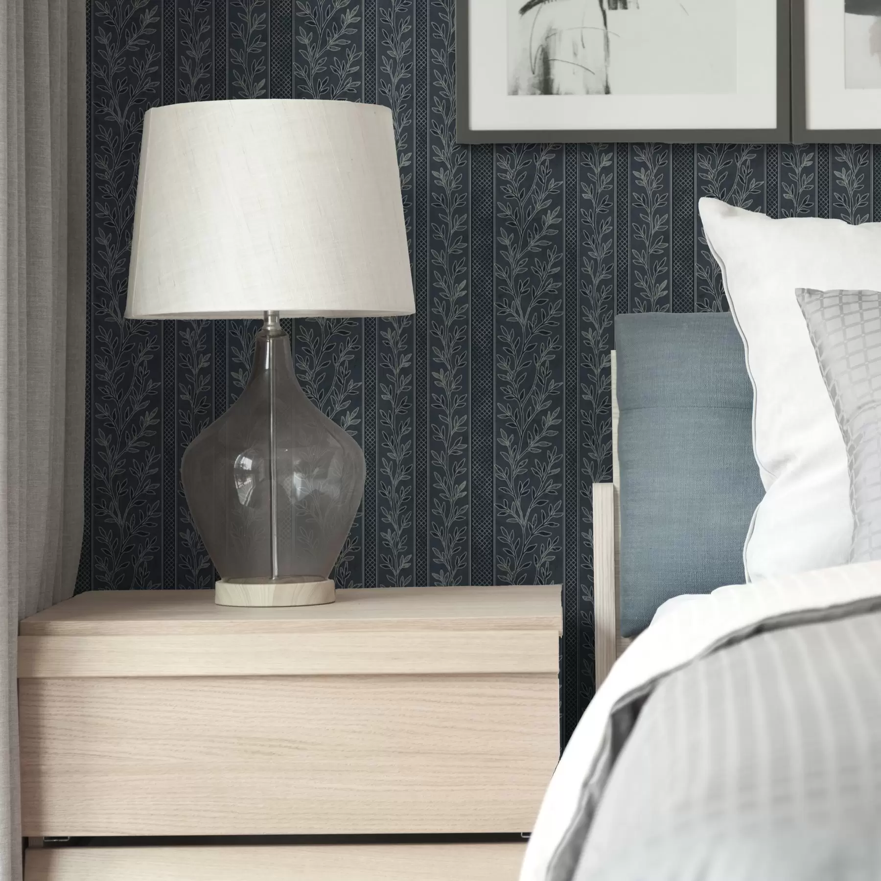 Шпалери Смугастий візерунок з гілочками на синьому тлі a00425