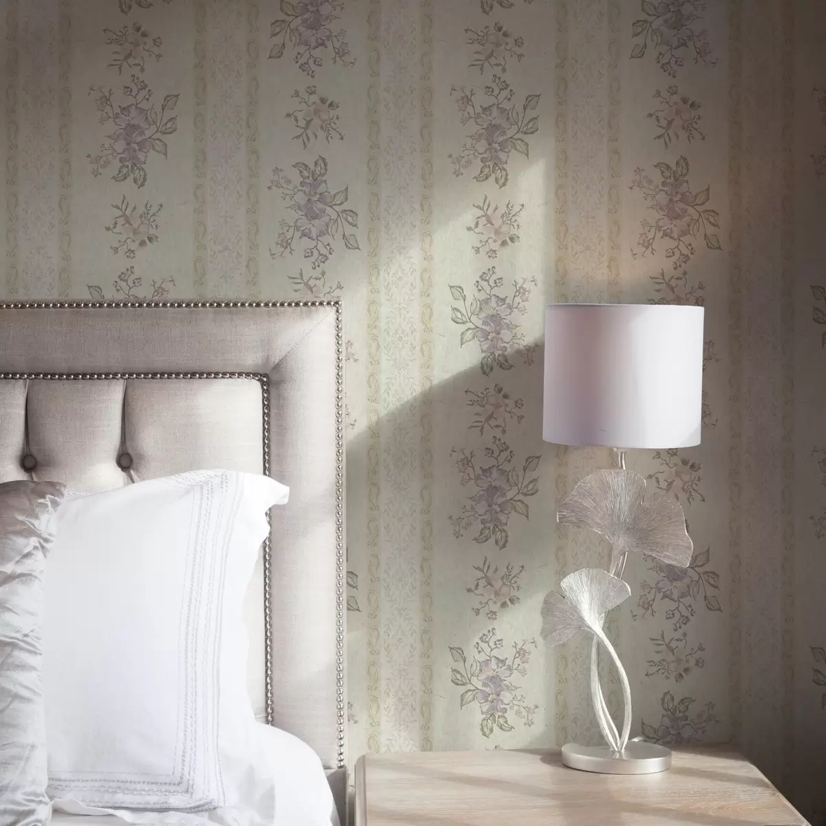 Шпалери Вінтажні квіти на смугастому тлі з орнаментом a00440