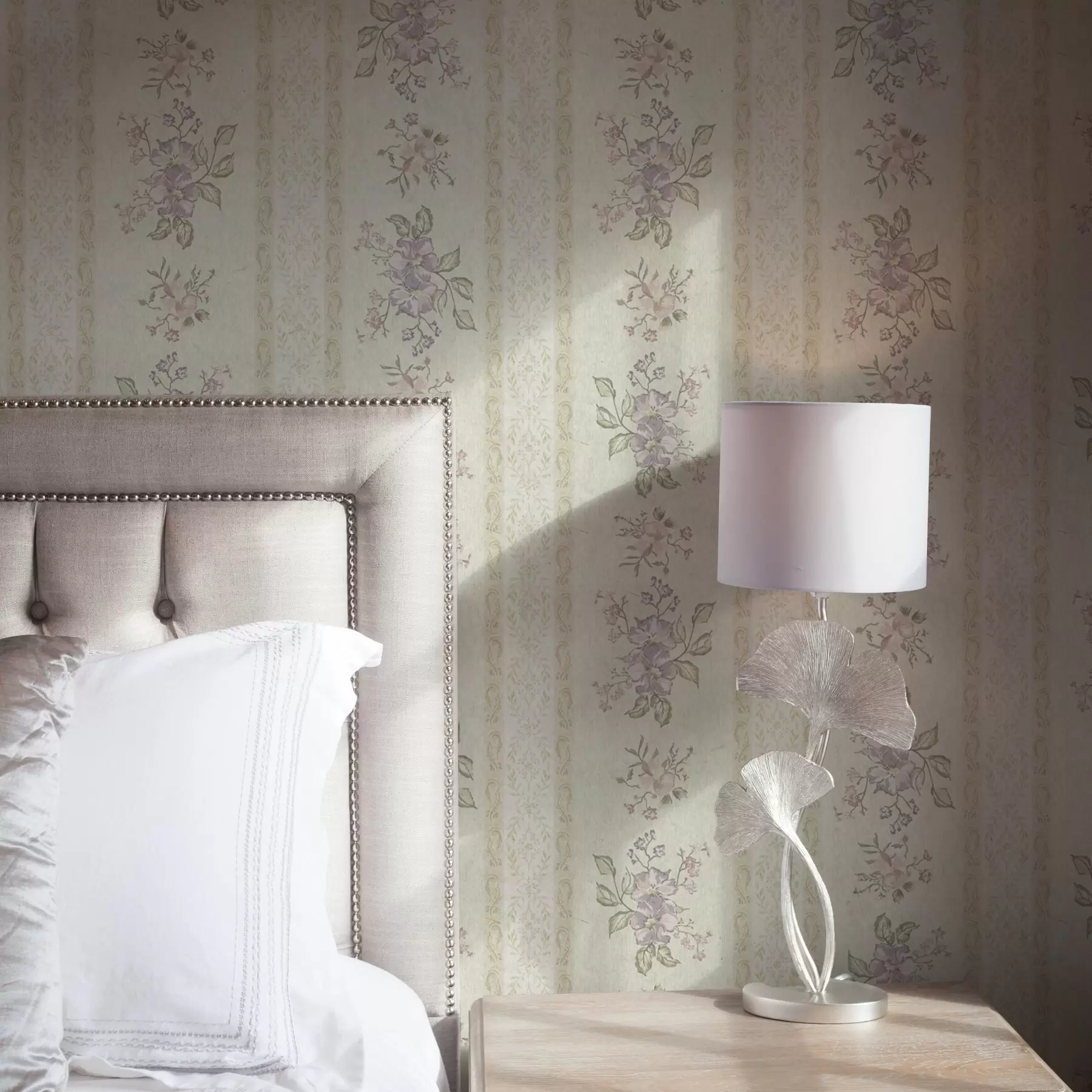 Шпалери Вінтажні квіти на смугастому тлі з орнаментом a00440