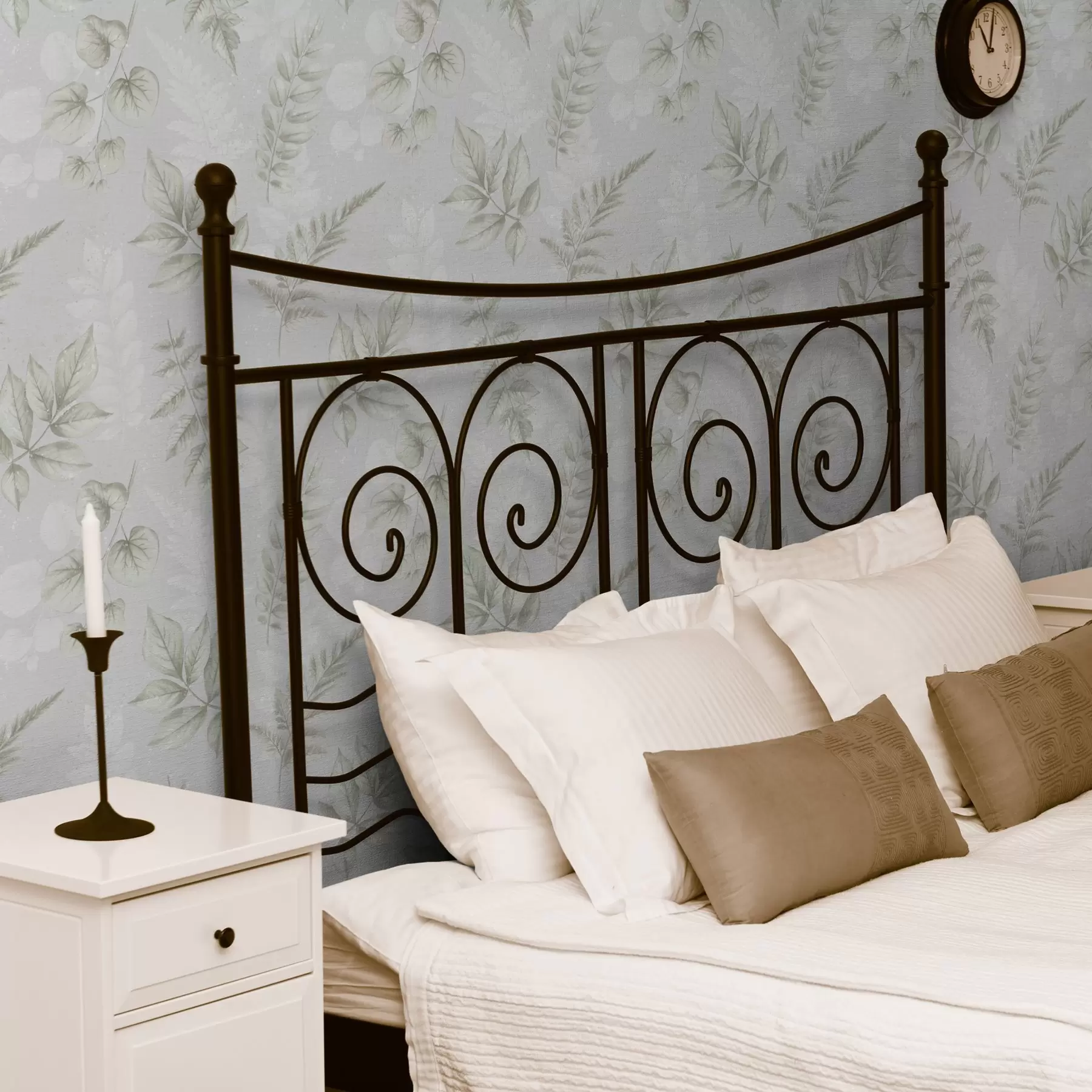 Шпалери Світле акварельне листя з ефектом бризок на сірому тлі a00446