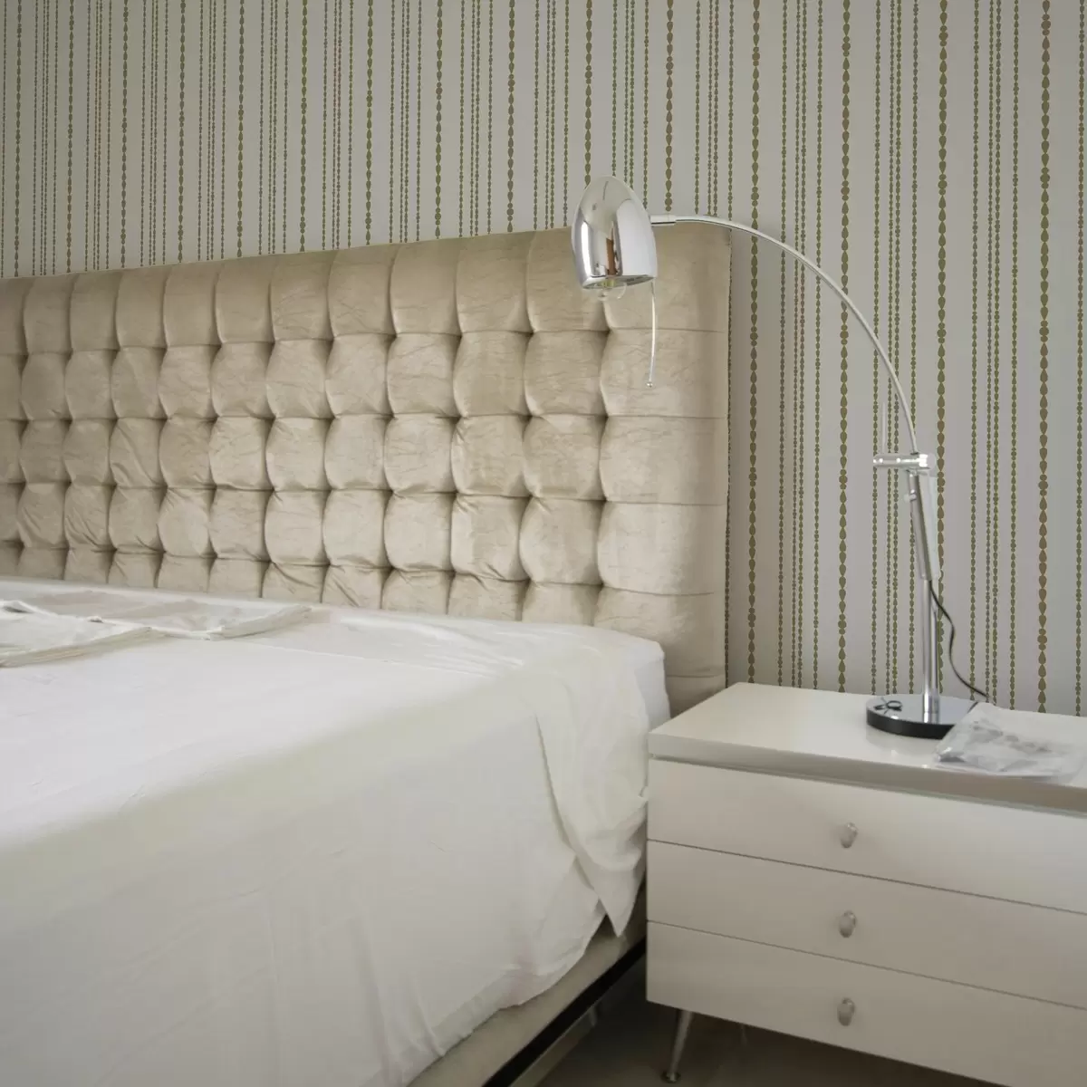 Шпалери Мінімалістичний візерунок у вигляді жовтих крапель у вертикальній смузі a00448