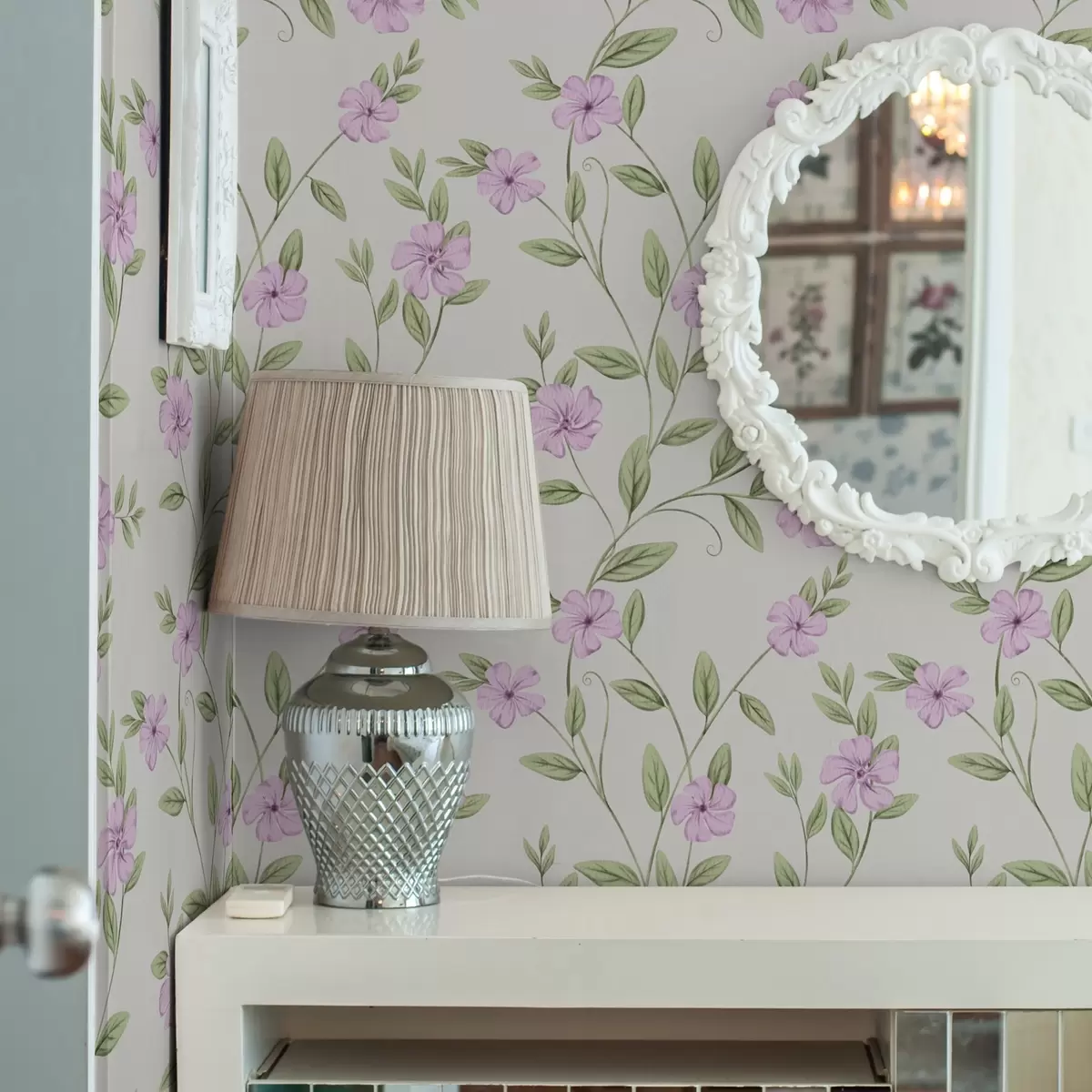 Шпалери Рожеві квіти з зеленими лозами на кремовому тлі a00453