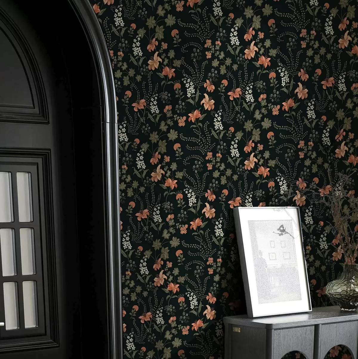 Шпалери Помаранчеві лілії та дрібні квіти на чорному тлі a00463