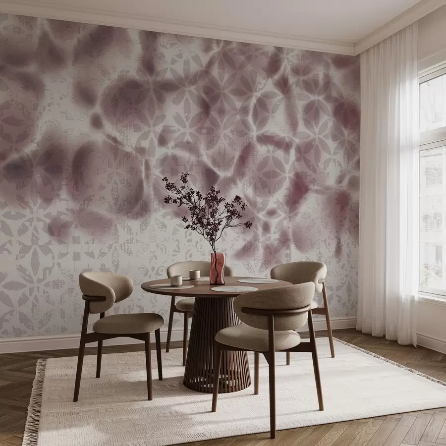 Шпалери Абстрактне фактурне мистецтво з квітковим принтом бордо, ефектом вицвітання та розмитості, що створює м'яку та мрійливу атмосферу w09322v1