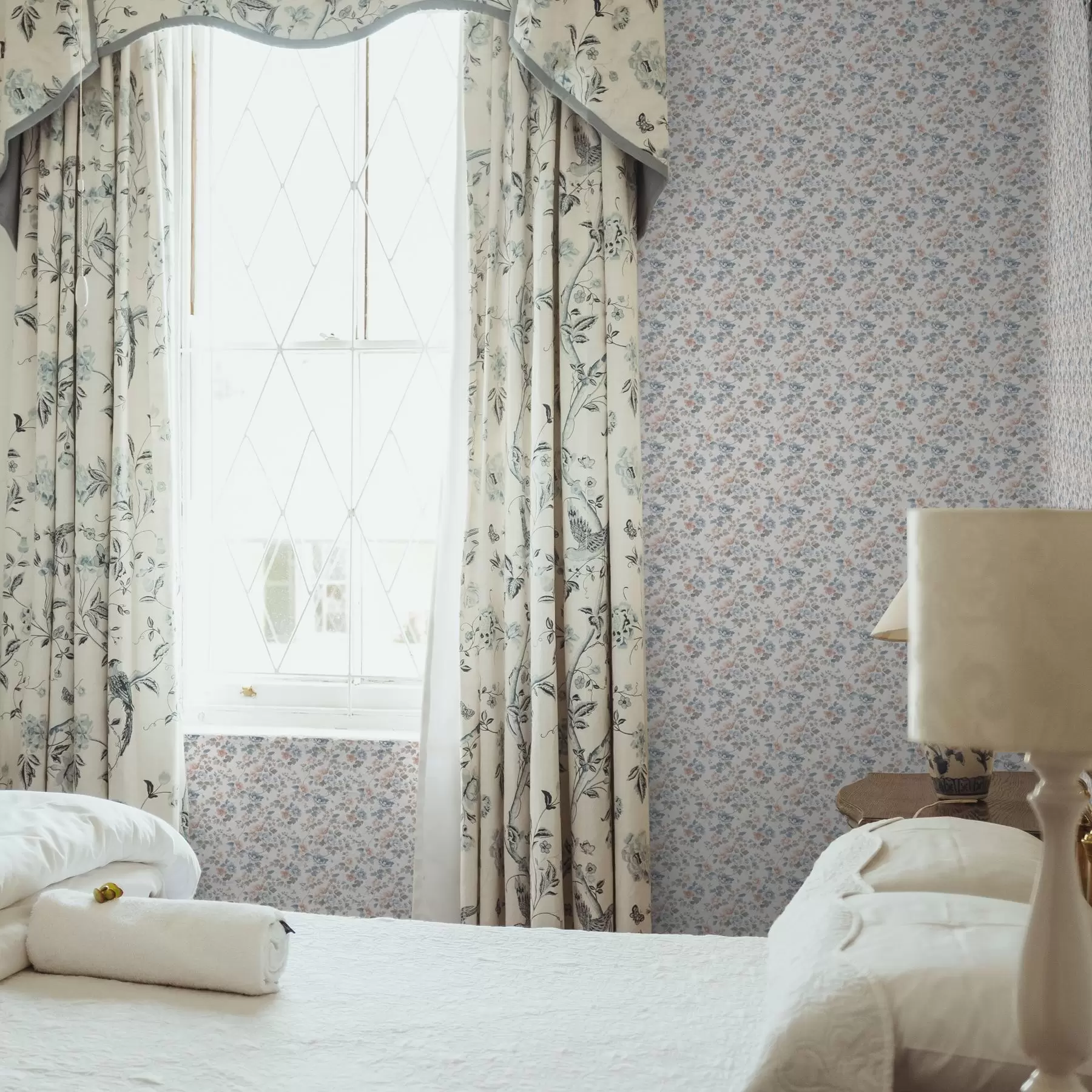 Шпалери Невеликий квітковий орнамент у блакитних і коралових тонах a00347