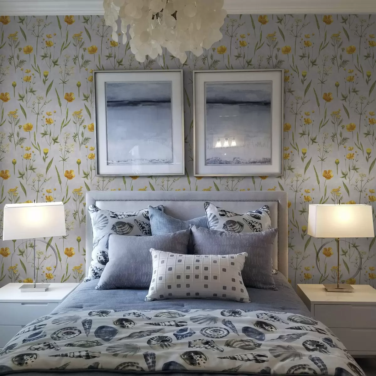 Шпалери Жовті квіти та зелень на світло-сірому тлі a00472