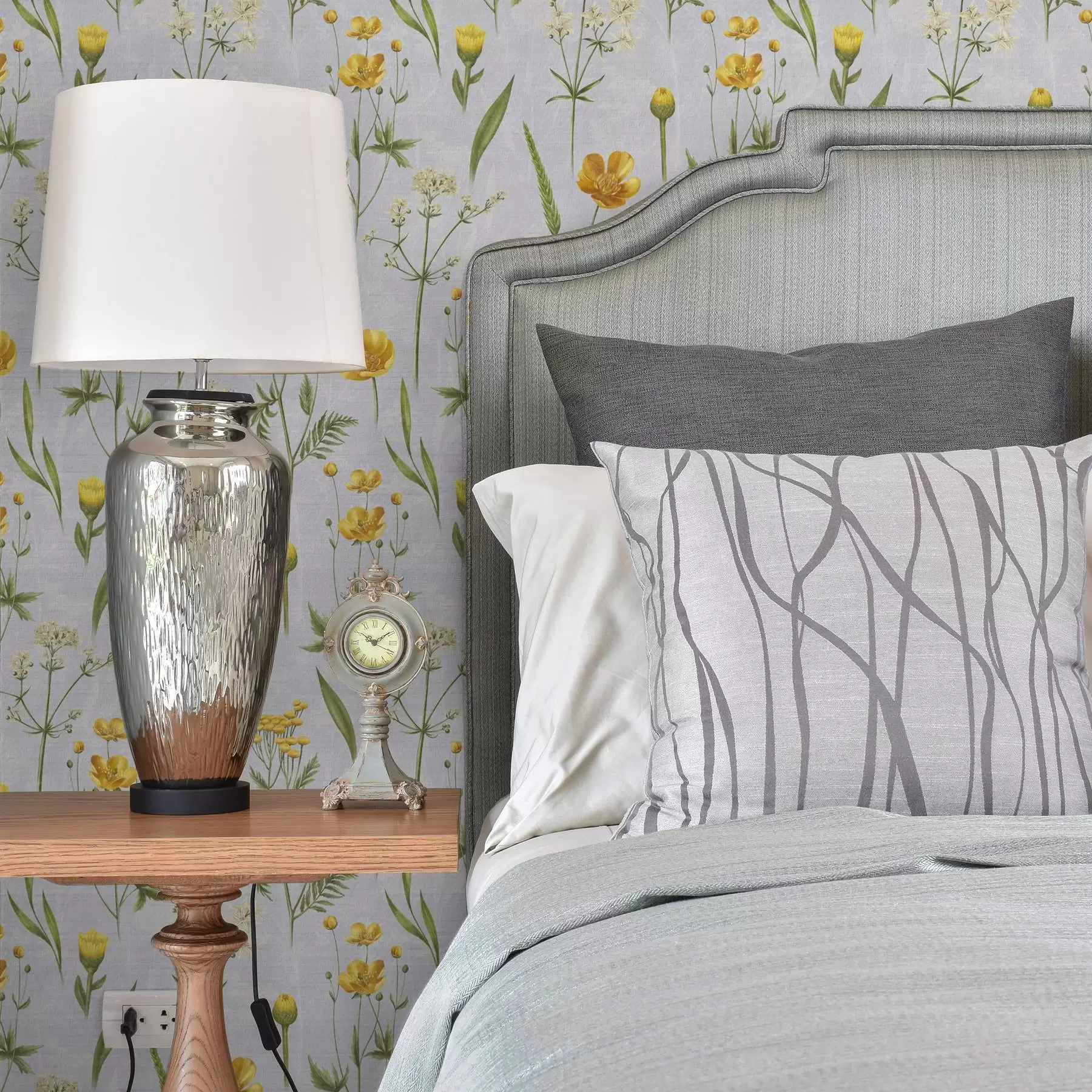 Шпалери Жовті квіти та зелень на світло-сірому тлі a00472