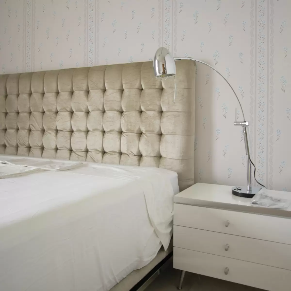 Шпалери Рожеве тло з ніжними блакитними квітами та облямівкою a00484