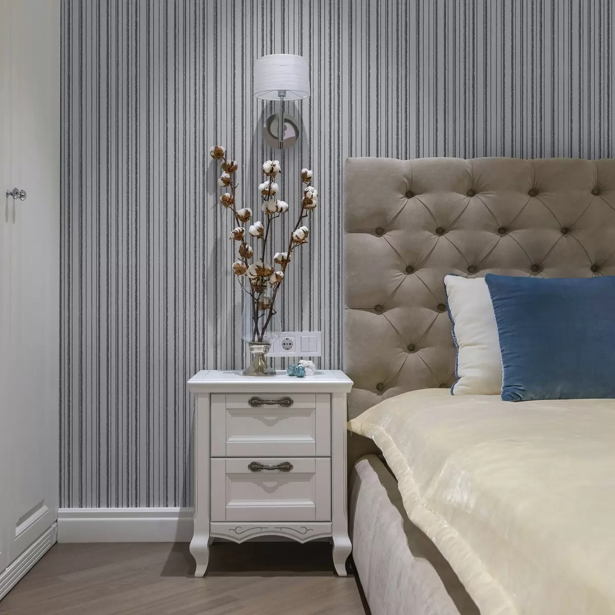 Шпалери Сірі вертикальні смуги на білому тлі a00507