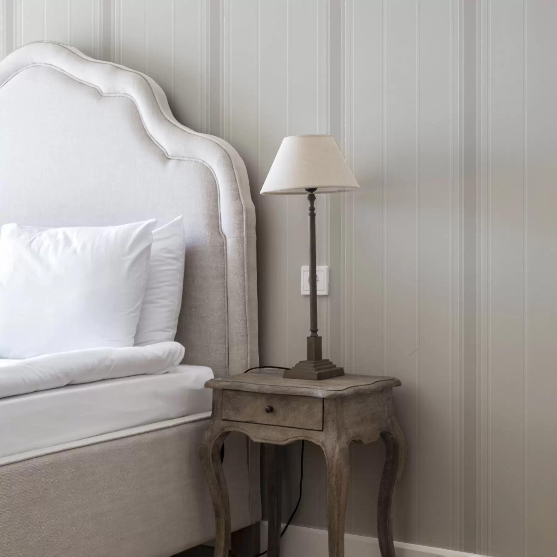 Шпалери Світло-бежеві смужки з широкими акцентами a00518