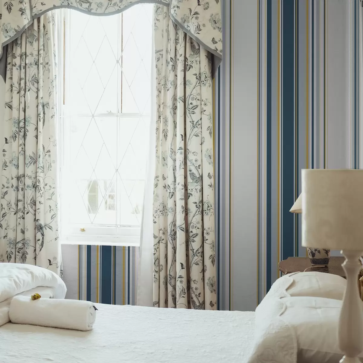 Шпалери Щільний візерунок з синіх і жовтих вертикальних смуг a00524