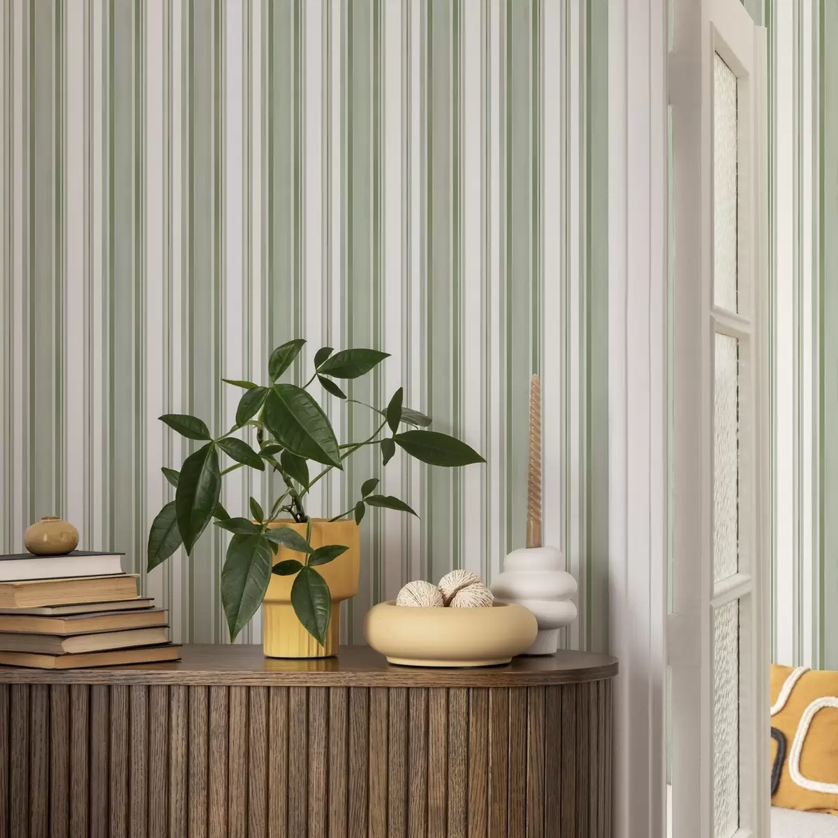 Шпалери Зелені смуги з білими проміжками та тонкими лініями a00526