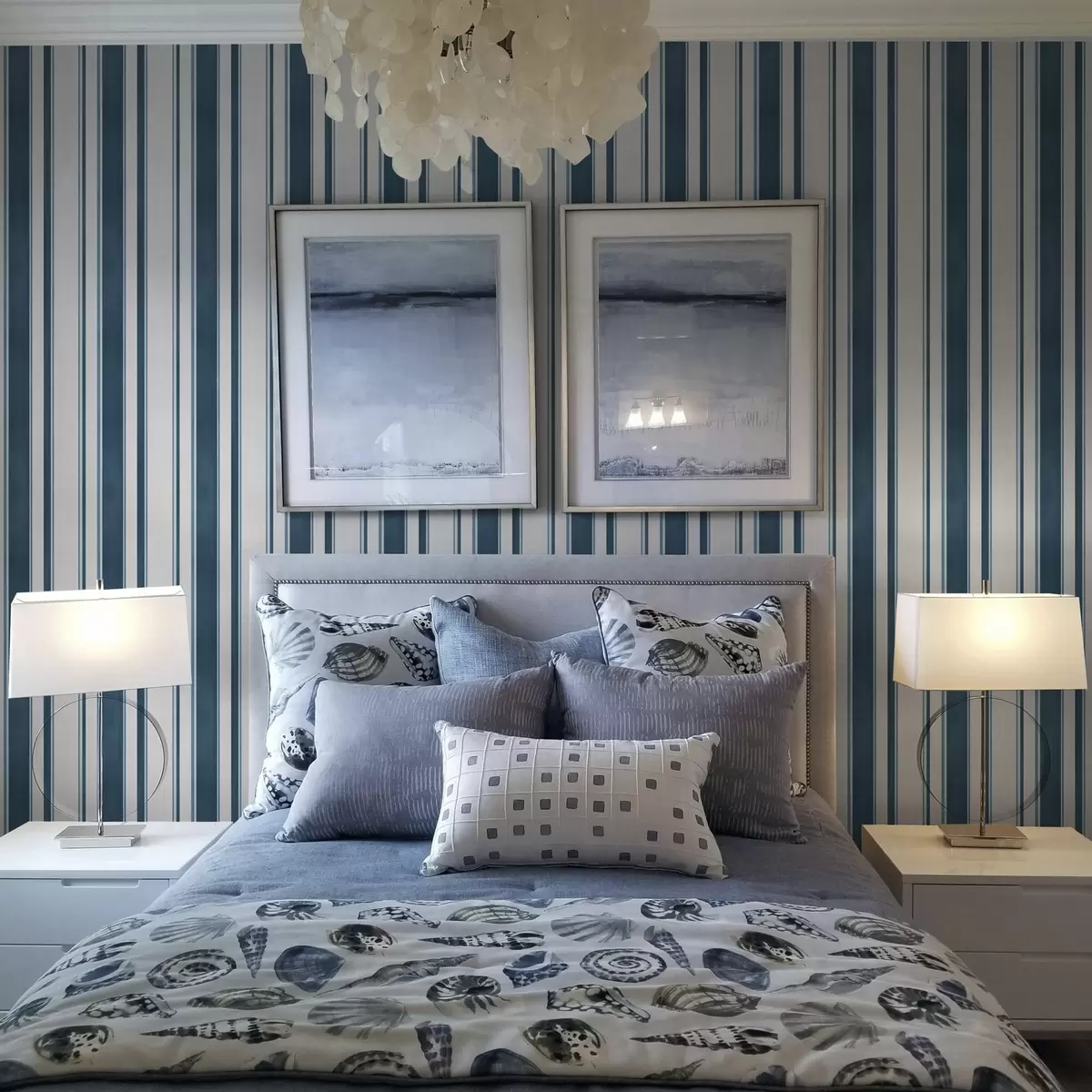 Шпалери Поєднання бірюзових смуг на білому тлі з ритмом a00527