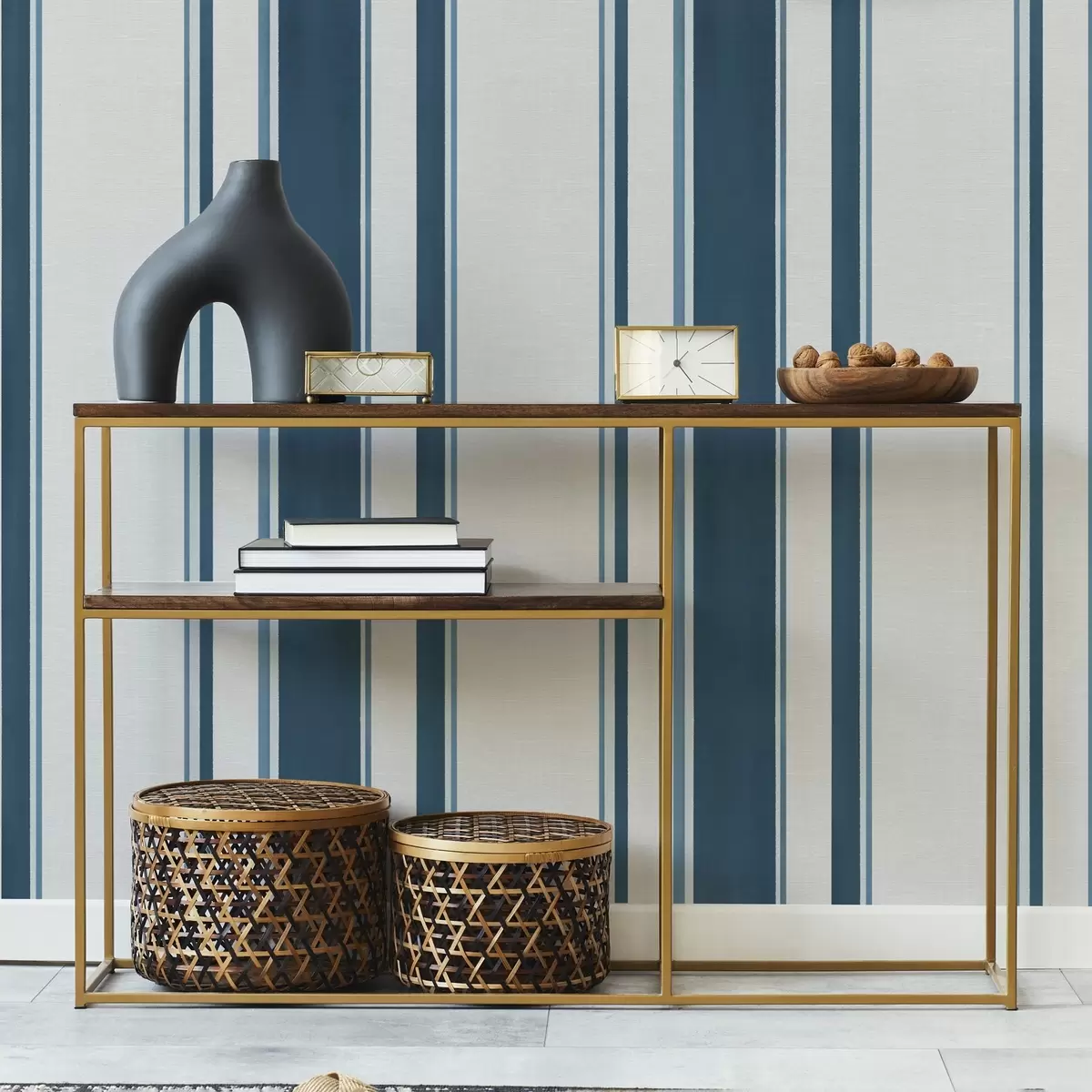 Шпалери Сині та бірюзові вертикальні смуги на світлому тлі a00528