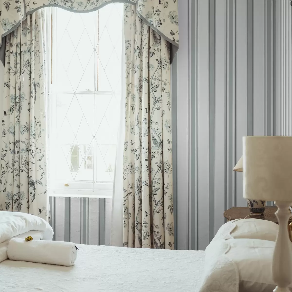 Шпалери Подвійний візерунок з сіро-блакитними смужками a00554