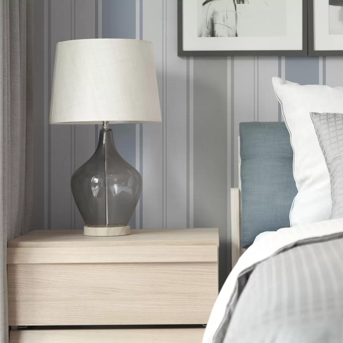 Шпалери Сірі та сині широкі смуги на білому тлі a00558