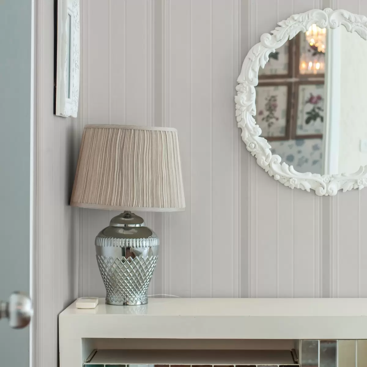 Шпалери Бежевий фон з тонкими та середніми сіро-білими смужками a00559