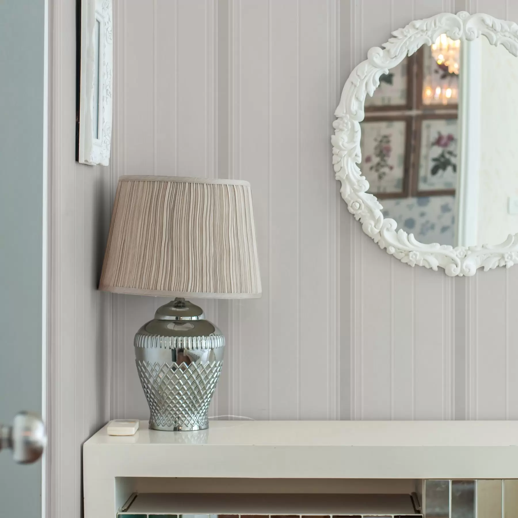 Шпалери Бежевий фон з тонкими та середніми сіро-білими смужками a00559