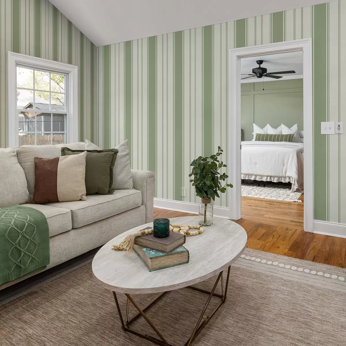 Шпалери Кремове тло з широкими світло-зеленими смугами a00561