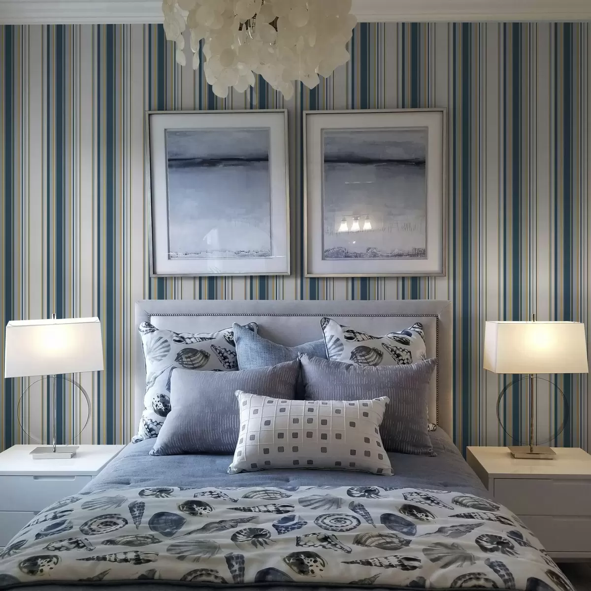 Шпалери Контрастні сині та жовті смуги на білому тлі a00566