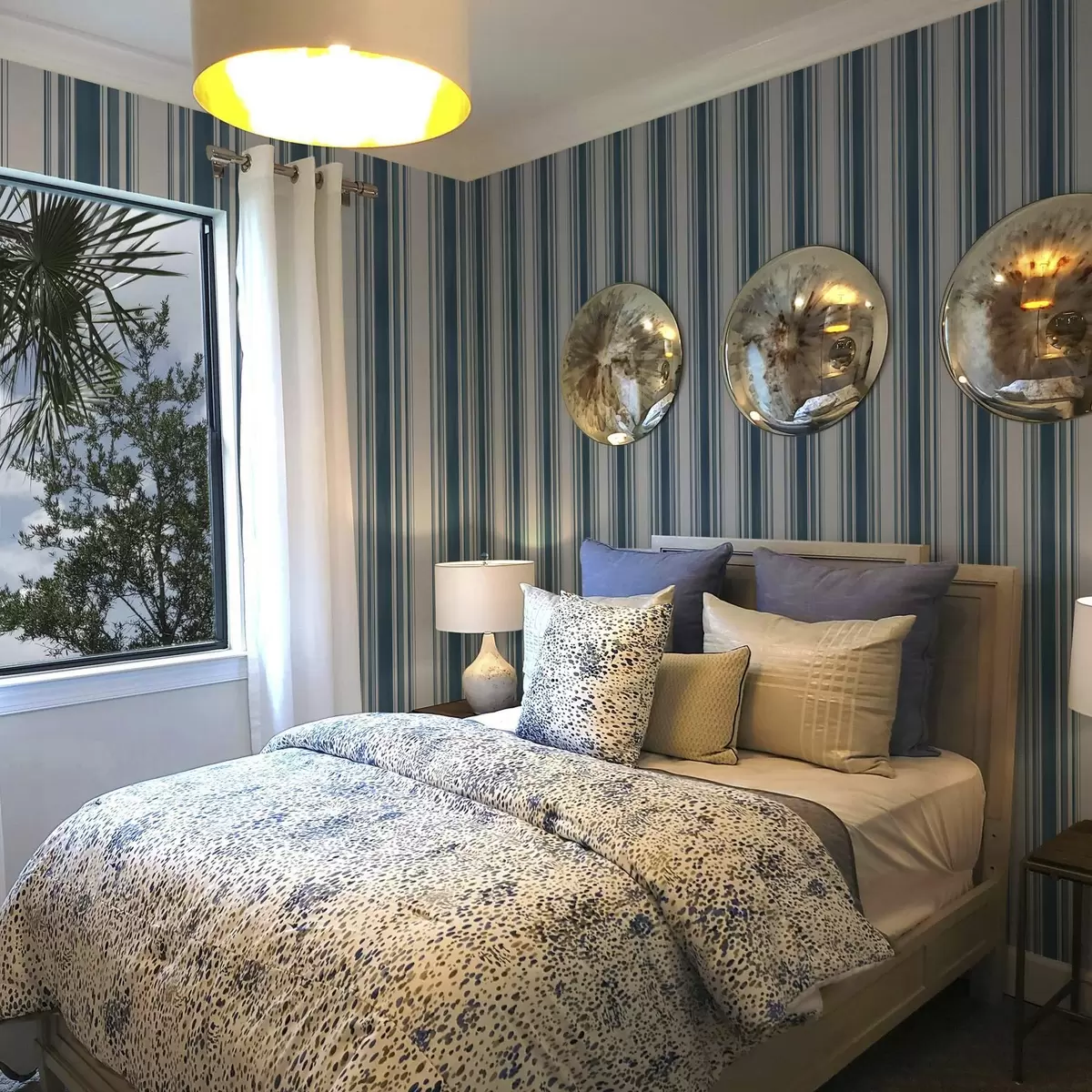 Шпалери Сині смуги різної товщини зі світлими проміжками a00568