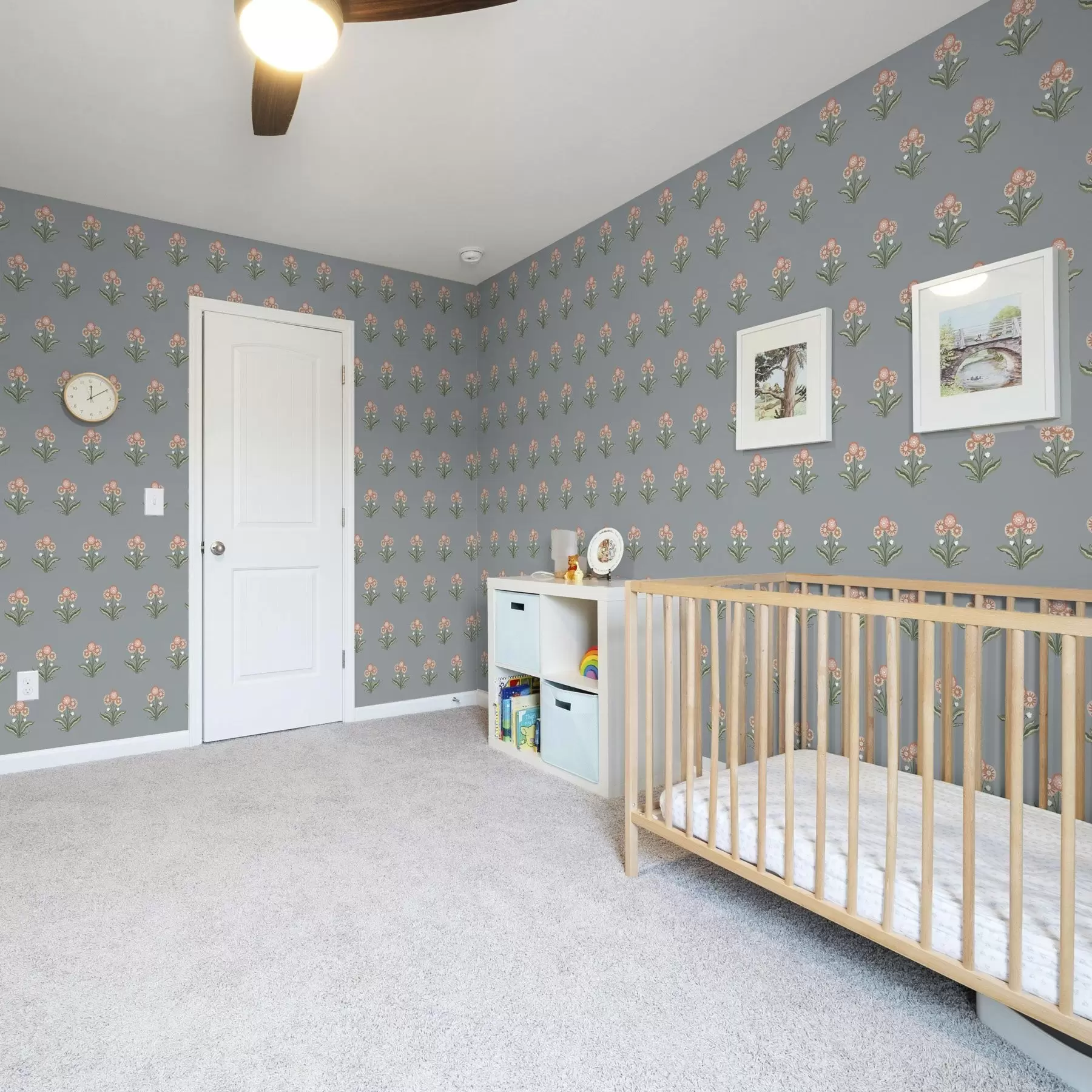 Шпалери Стилізовані квіти на сіро-блакитному тлі, тепла палітра a00494