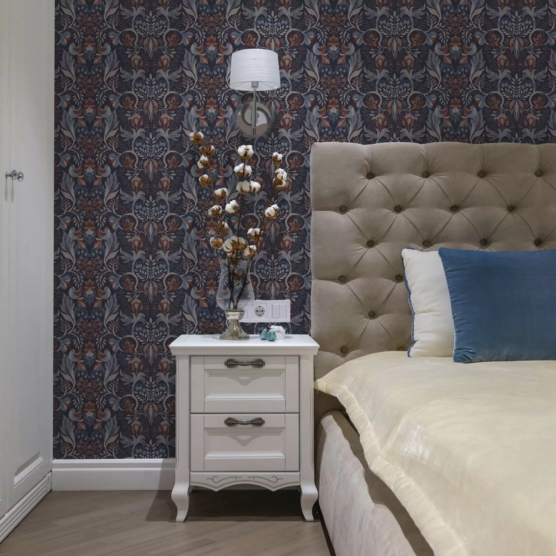 Шпалери Народні квіти та птахи на темно-синьому тлі a00502