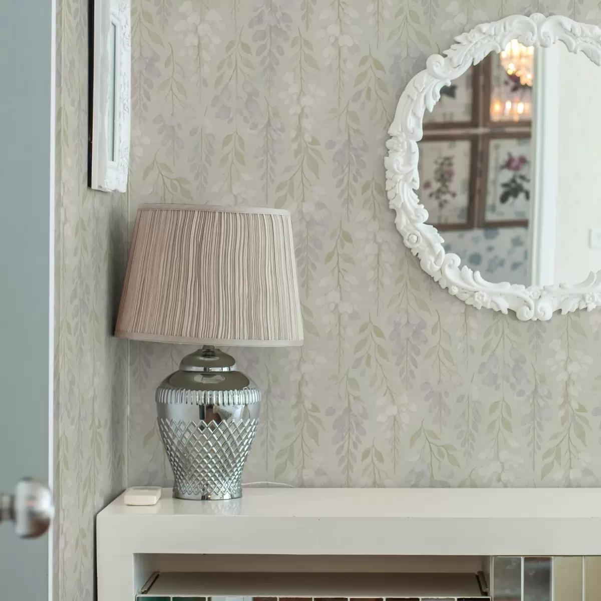 Шпалери Висяча лавандова гліцинія на м'ятно-зеленому тлі a00593