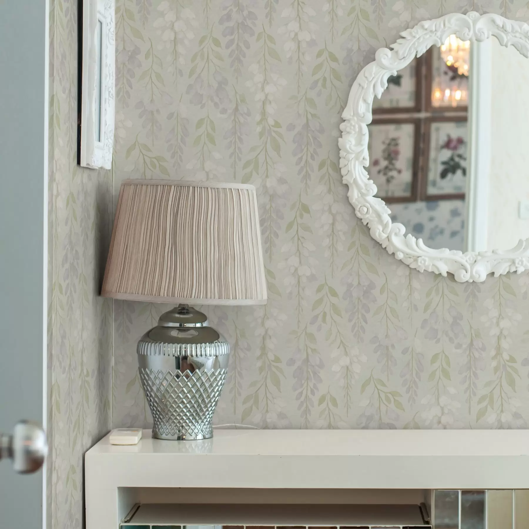 Шпалери Висяча лавандова гліцинія на м'ятно-зеленому тлі a00593