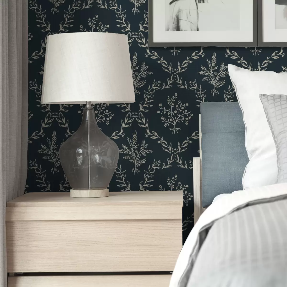 Шпалери Білі вінки з трав і квітів на темно-бірюзовому тлі a00599v2