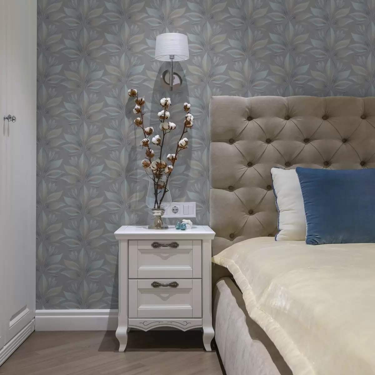 Шпалери Великі стилізовані листя в синьо-піщаній палітрі на сірому тлі a00601