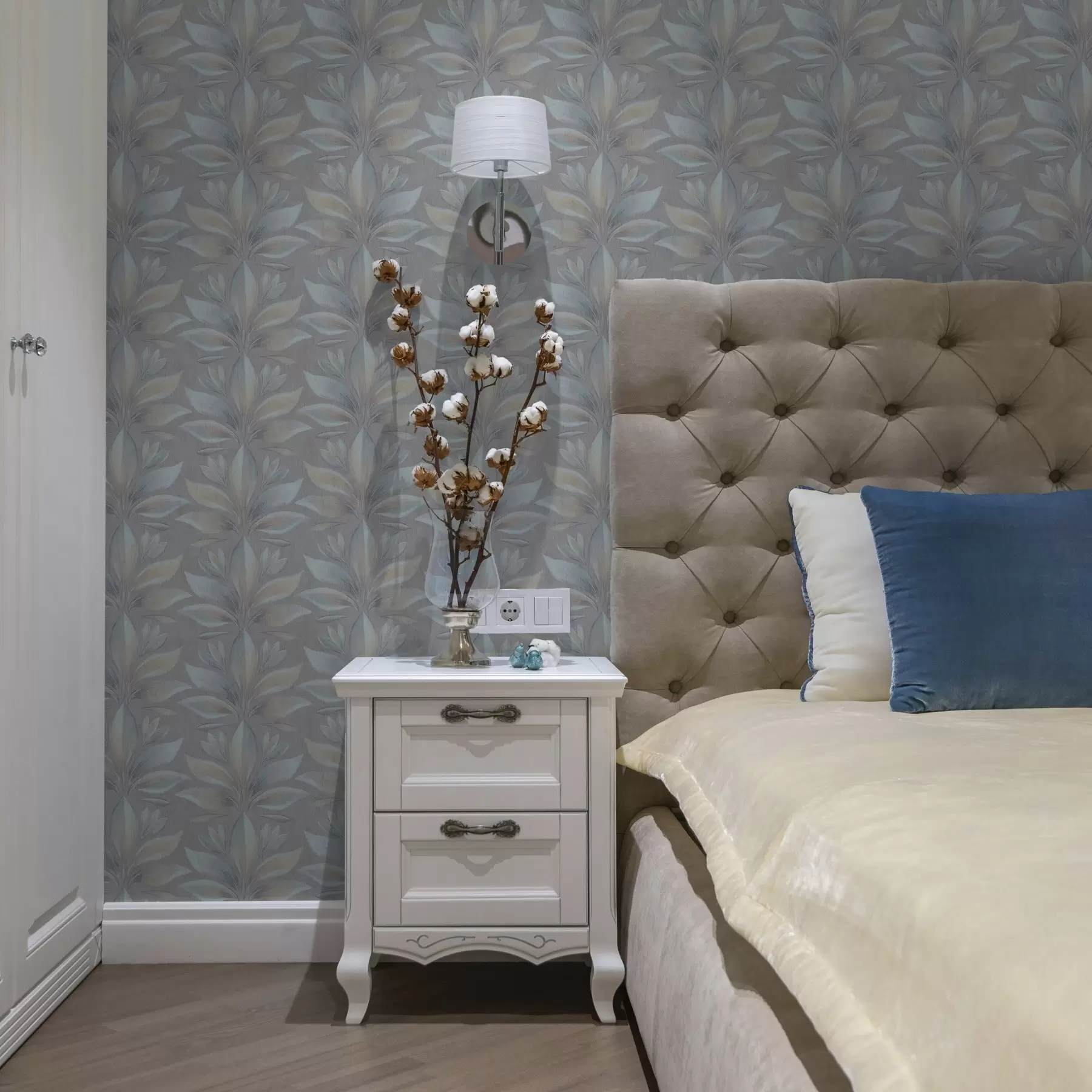 Шпалери Великі стилізовані листя в синьо-піщаній палітрі на сірому тлі a00601