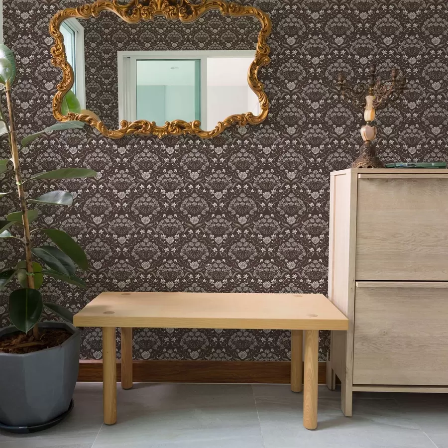 Шпалери Темний шоколадний дамаск з півоніями та пролісками a00603v2