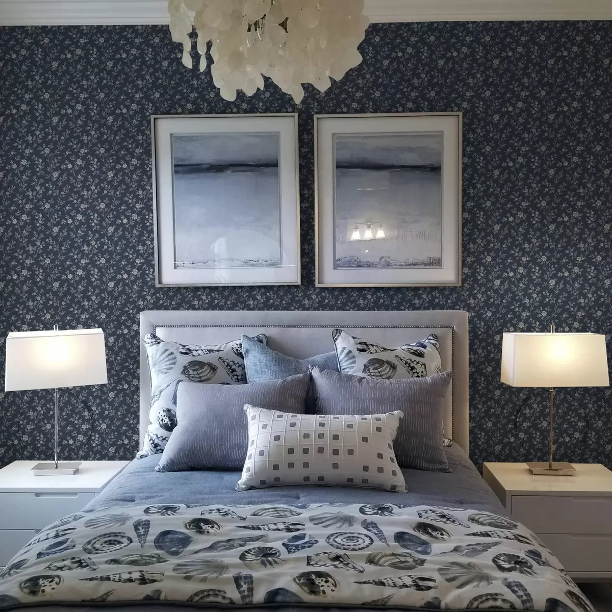 Шпалери Темно-синій фон з тонкими бежевими гілками та квітами a00612