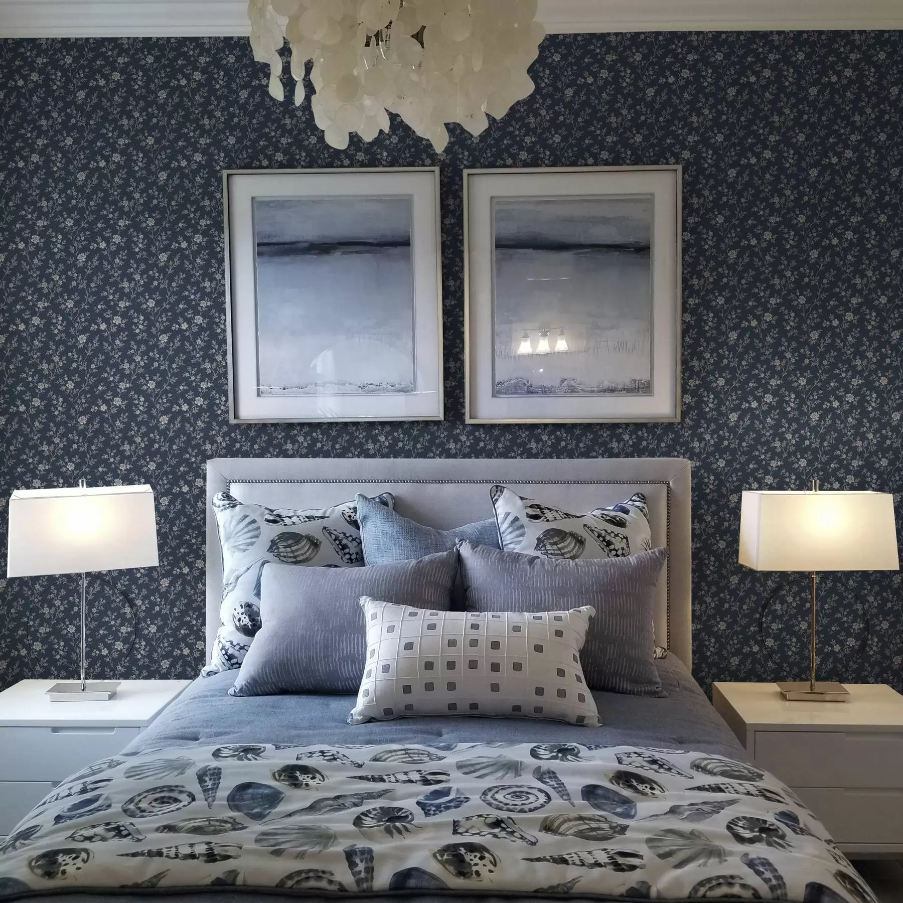 Шпалери Темно-синій фон з тонкими бежевими гілками та квітами a00612